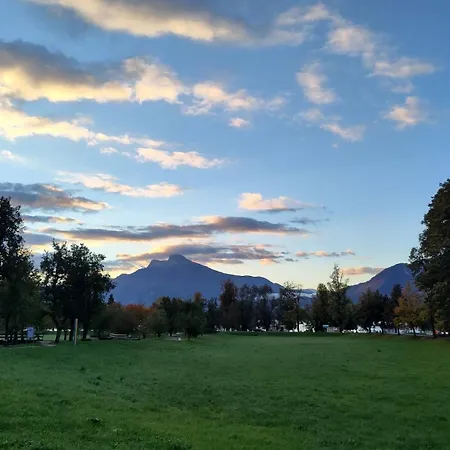 Rum i privatbostad Am Ring - Ruhiges Im Gruenen, Fruehstueck Auf Eigener Terrasse Mit Morgensonne Und Fusslaeufig Zum Badeplatz Schwarzindien Am Mondsee *