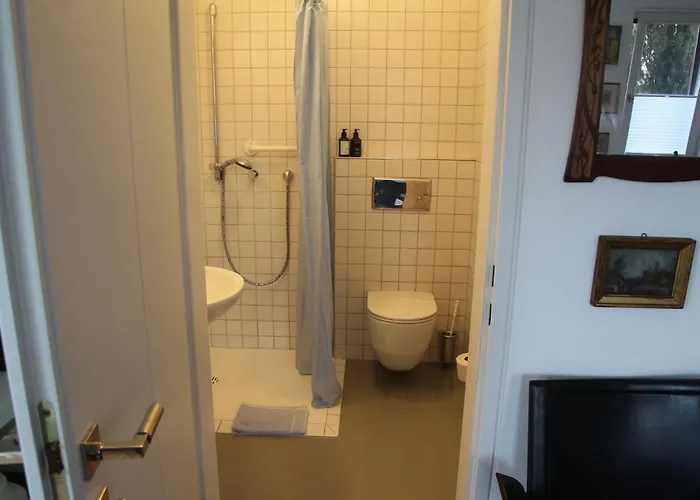 Am Ring - Ruhiges Im Gruenen, Fruehstueck Auf Eigener Terrasse Mit Morgensonne Und Fusslaeufig Zum Badeplatz Schwarzindien Am Mondsee Accommodatie bij particulieren *